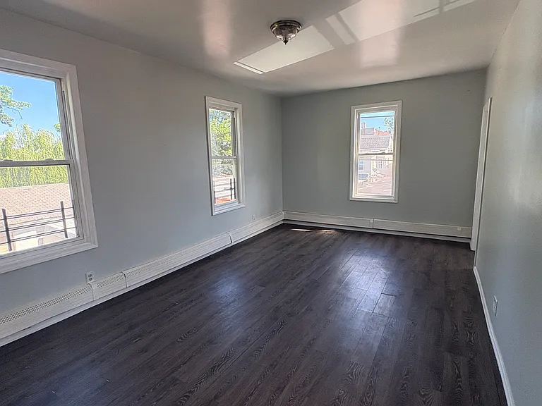 208 Howe Ave #2R — Photo 7