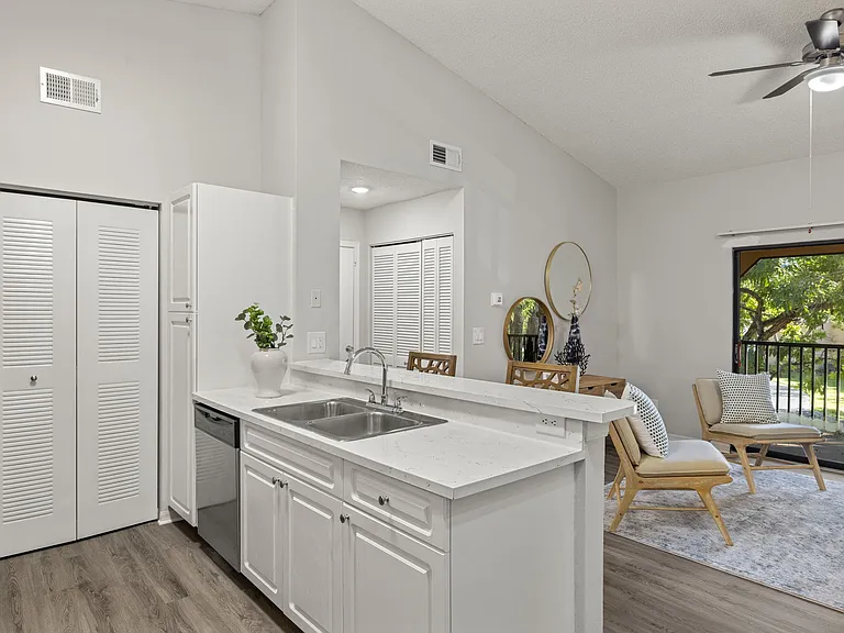 Oasis Naples Apartments — Photo 24