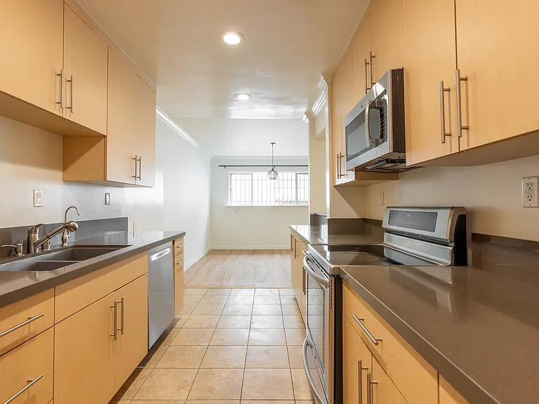 1539 N Laurel Ave #103 — Photo 18