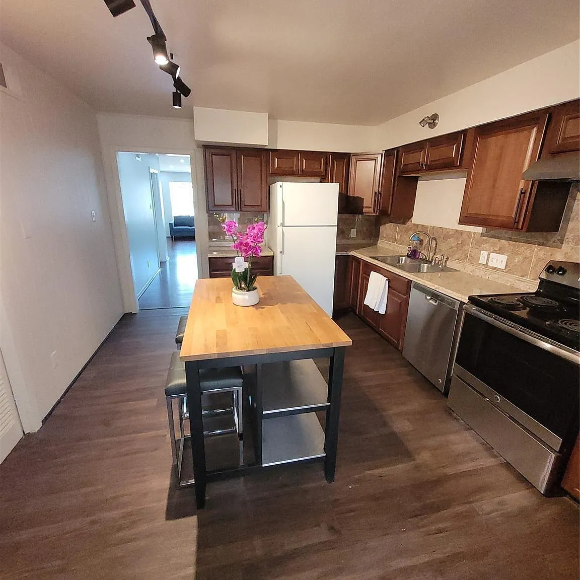 2 bed, 2.0 bath, 1144 sqft, $1,300 — Photo 3