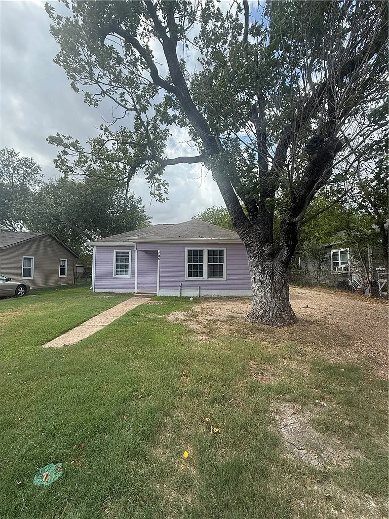 3 bed, 1316 sqft, $1,650 — Photo 1