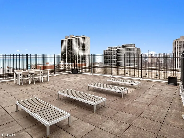 2930 N Sheridan Rd — Photo 13