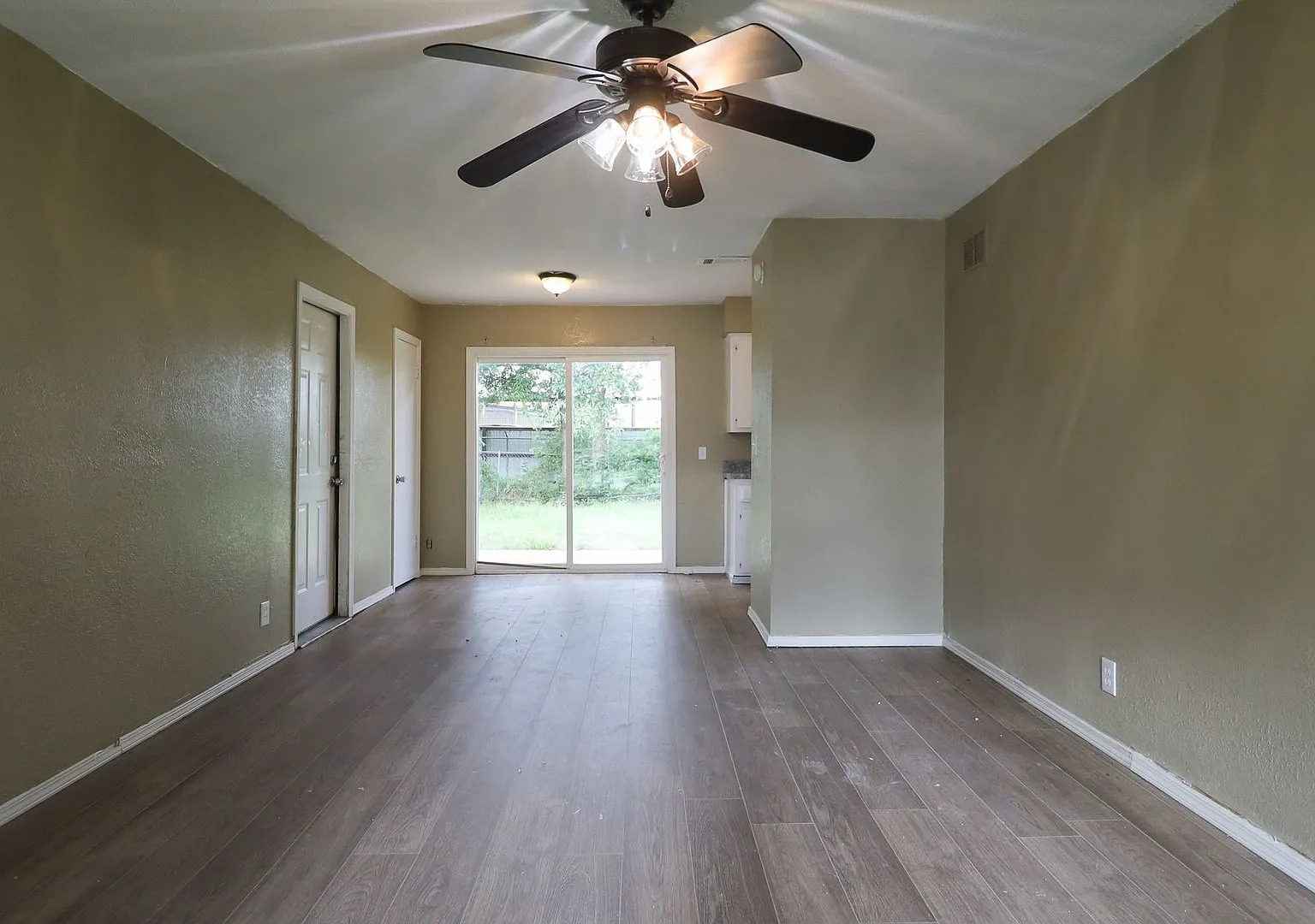 Midtown 3 Bedroom Gem! Available Mid/Late August — Photo 3