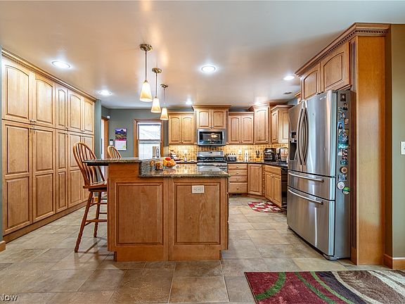 4th image of 16480 Barriemore Ave