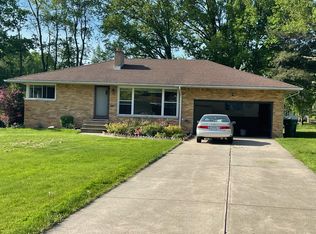 1422 Cherry Ln, Seven Hills, OH 44131