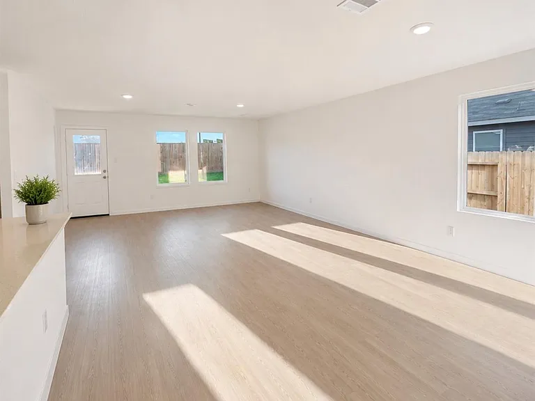 448 Shoreview Dr — Photo 3