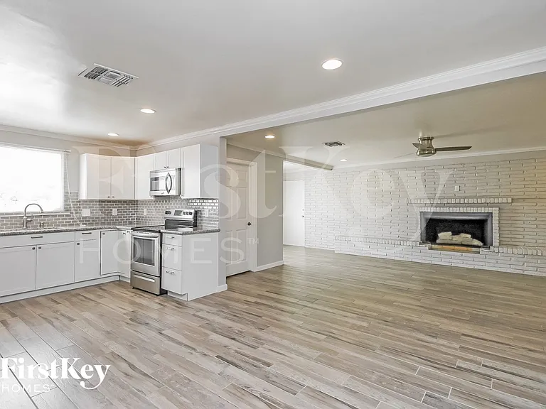 1132 N Rose St — Photo 6