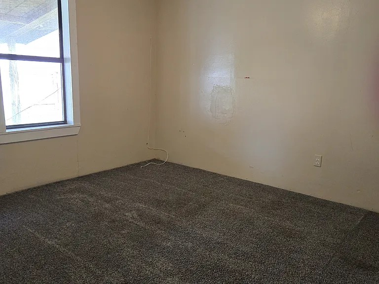 1021 S Westside Ave — Photo 7
