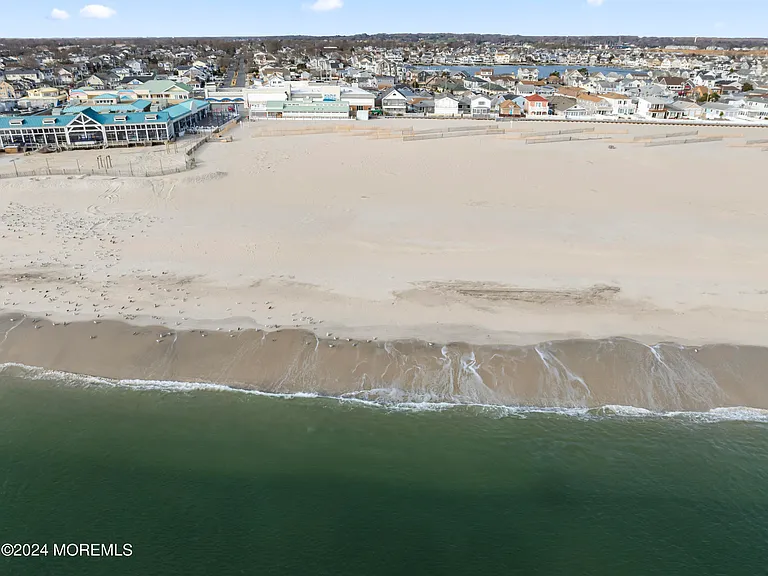 255 Boardwalk — Photo 3