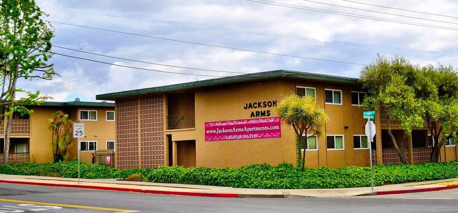 Jackson Arms Apartments — Photo 2