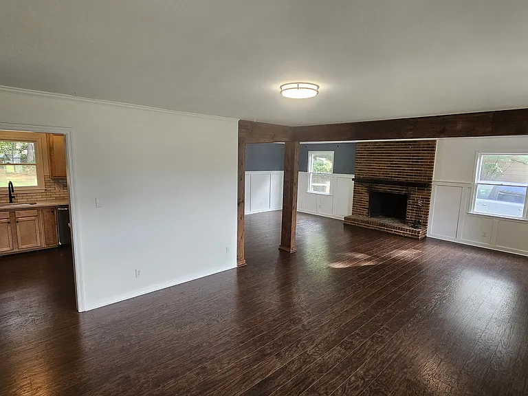 1113 Hensley Rd W — Photo 4