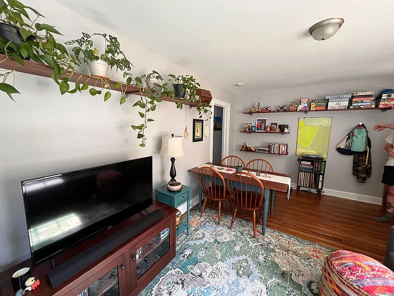 1104 Clarendon St #B — Photo 2