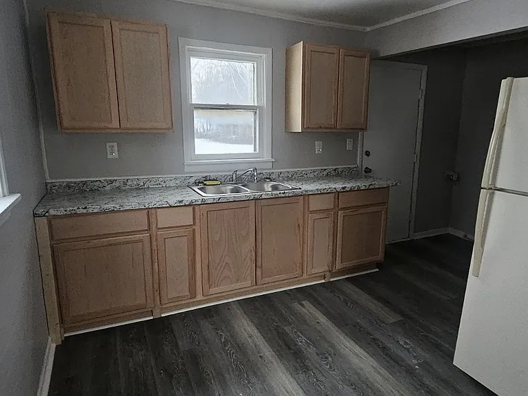 1391 James St — Photo 3