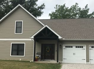 5 Edgewater Beach Dr, Carlyle, IL