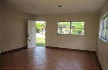 4th image of 516 SW 72nd Ter