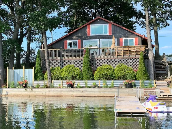 421 E Rainbow Lake Dr, Trufant, MI 49347