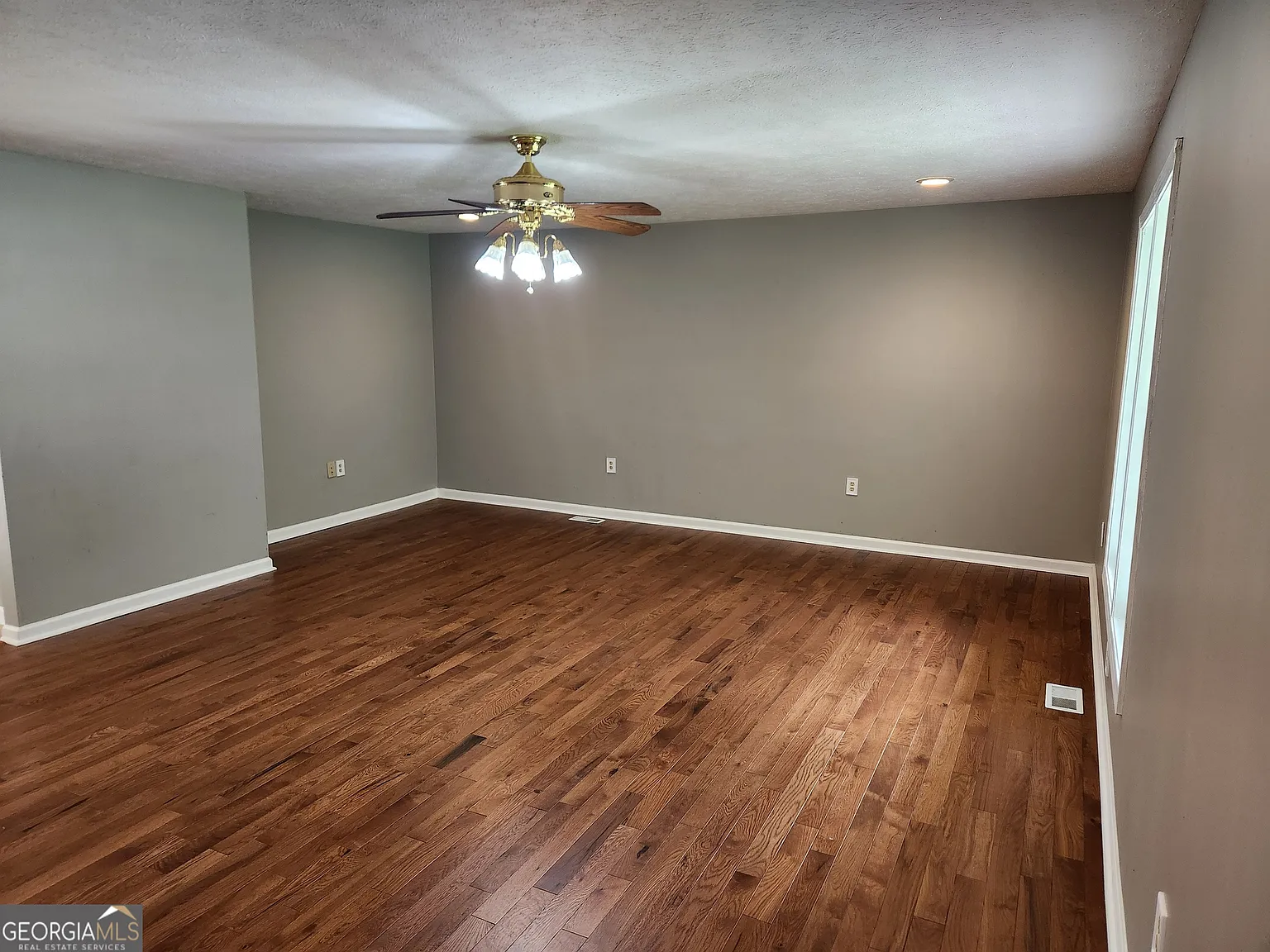 3 bed, 2.0 bath, 1837 sqft, $1,800 — Photo 3