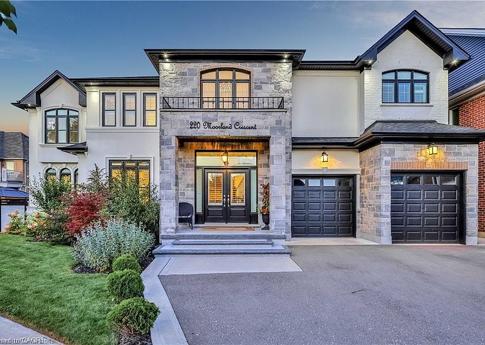 1st image of 220 Moorland Cres