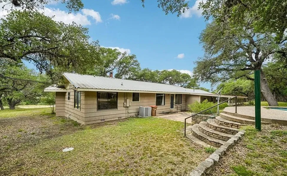 4 bed, 1983 sqft, $2,800 — Photo 2