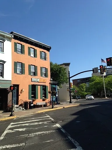 1 W Court St