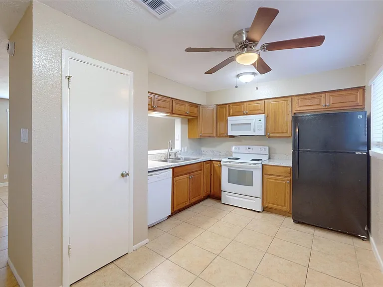 210 W G St — Photo 7