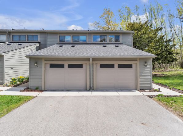 702 Peninsula Ct, Ann Arbor, MI 48105