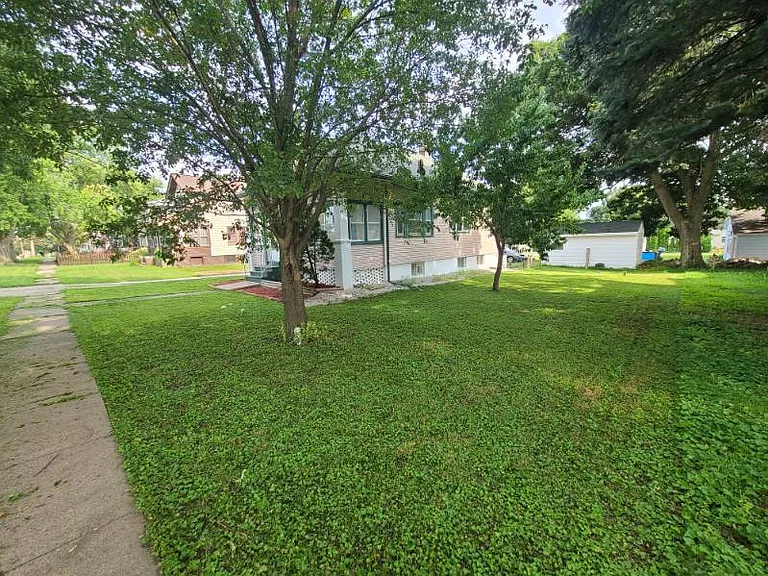 208 E Walnut St — Photo 8