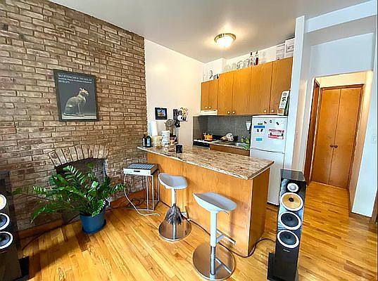 3rd image of 62 W 70th St APT 4B