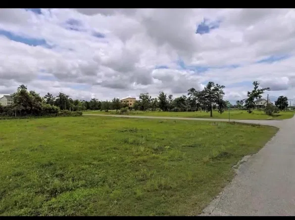 527 S Burnett Dr, Baytown, TX 77520