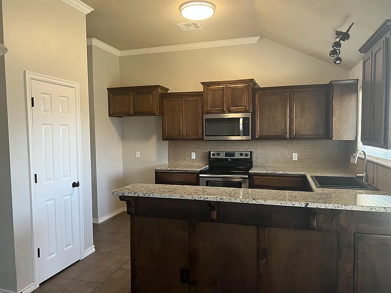 901 Greenfield Ave — Photo 18