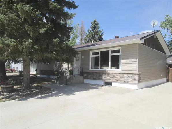 105 Assiniboia AVENUE, Assiniboia, SK S0H 0B0
