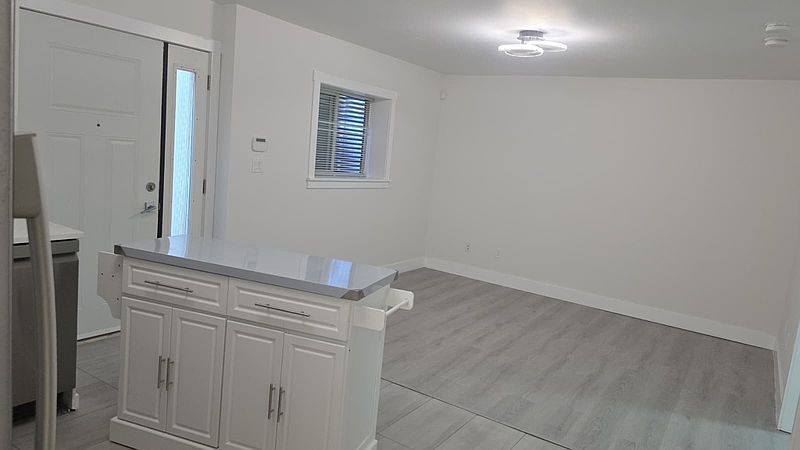 North Vancouver House for rent - 2 Bedrooms — photo 14
