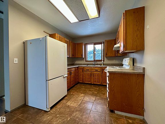 5th image of 4903 52nd Ave