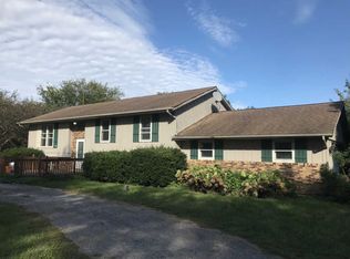 9012 Swanson Rd, Lake In The Hills, IL 60156