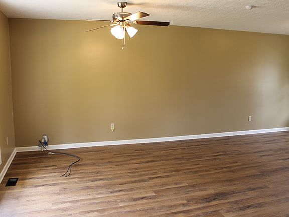 5th image of 2602 Redbud Dr
