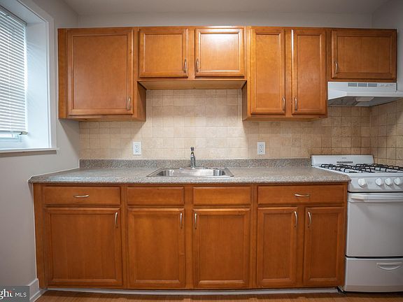 3rd image of 2254 S Beechwood St Floor 1