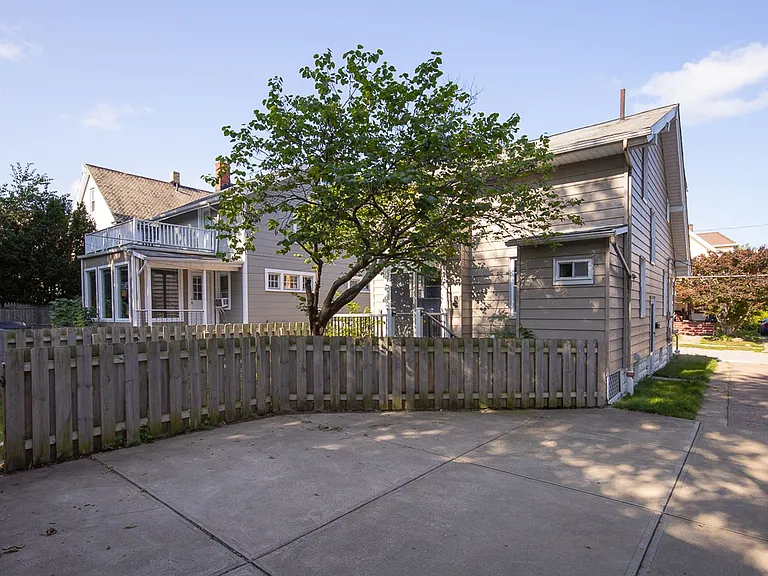 1487 Roycroft Ave — Photo 16