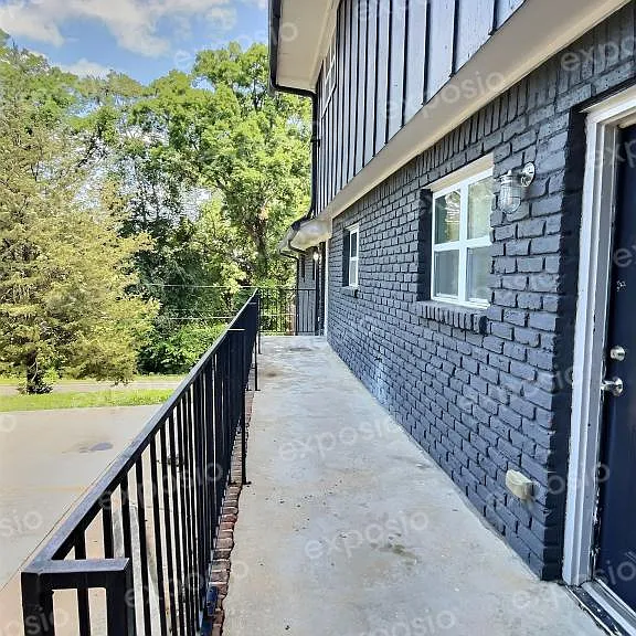 1910 Center Ave — Photo 1