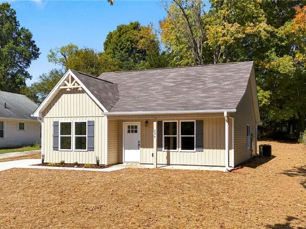 206 Ridgecrest St, Thomasville, NC 27360
