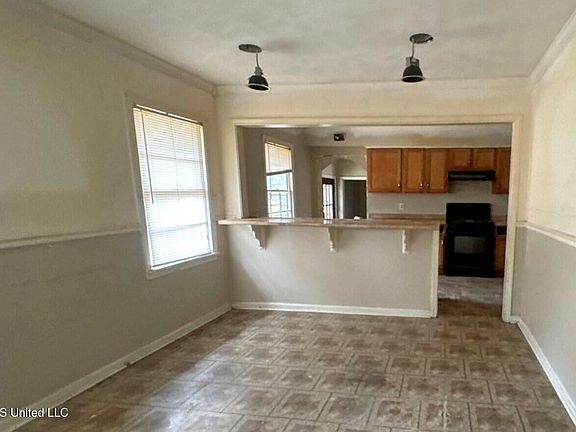 3rd image of 216 Meadowview St