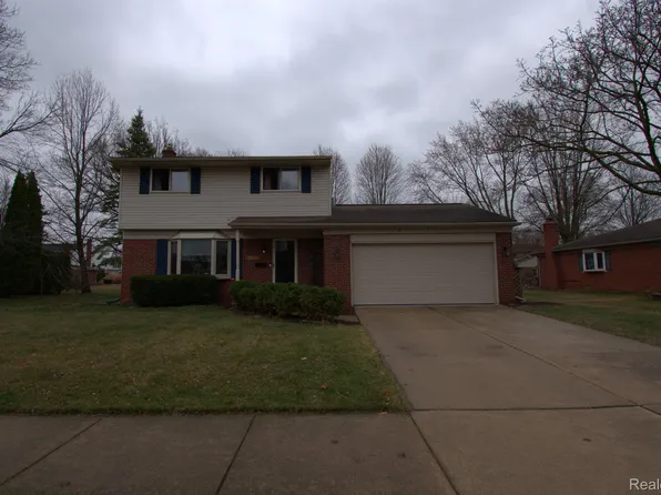 16446 Country Club Dr, Livonia, MI 48154