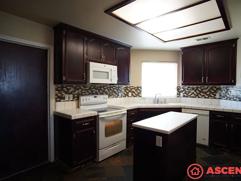 5305 Pine Grove Ct — Photo 5