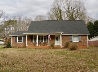 2008 Colonial Ln, Hickory, NC 28601