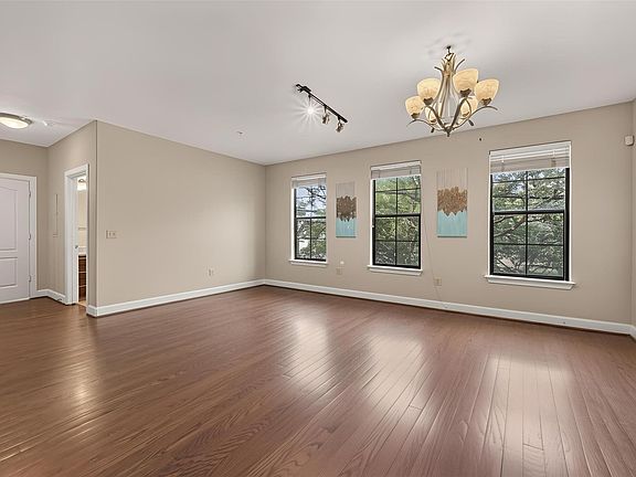 3rd image of 1602 Elgin St APT 11
