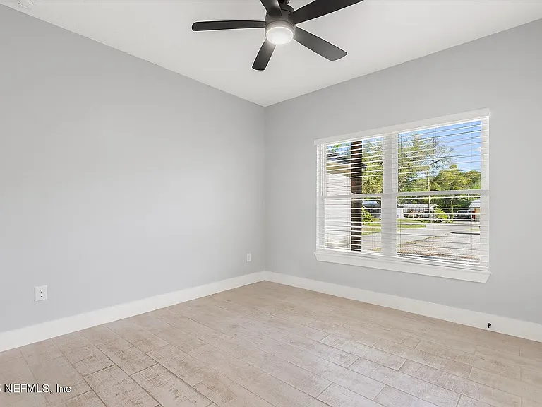 406 E Cochran Ave — Photo 16