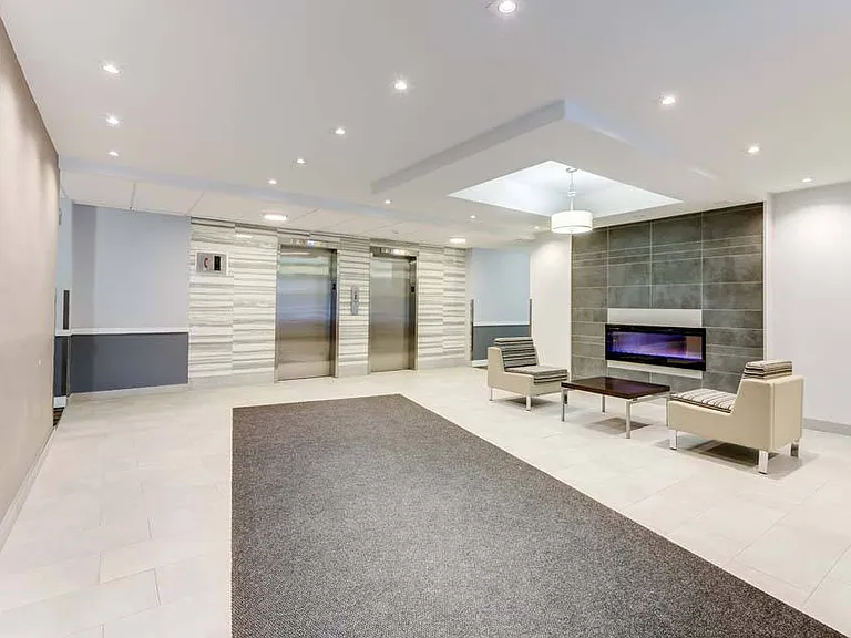 147 Wellington St W — Photo 15
