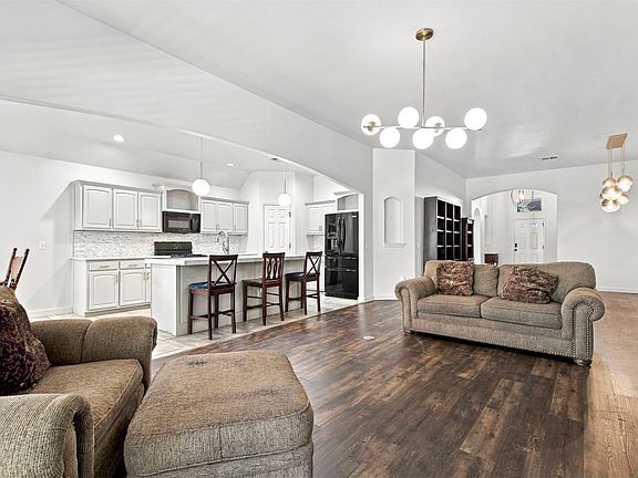 5th image of 1816 E Laredo St