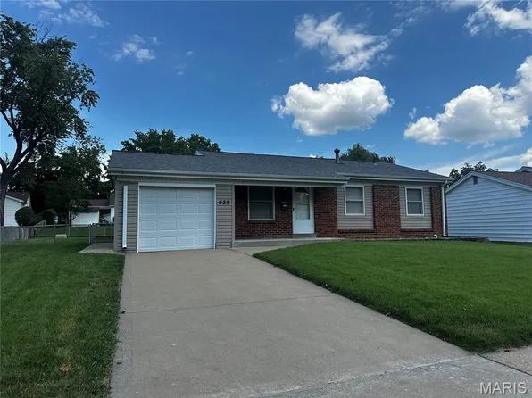 523 Foxtrail Dr, Hazelwood, MO 63042