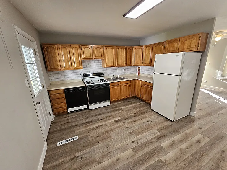 1906 Southwood Dr — Photo 9