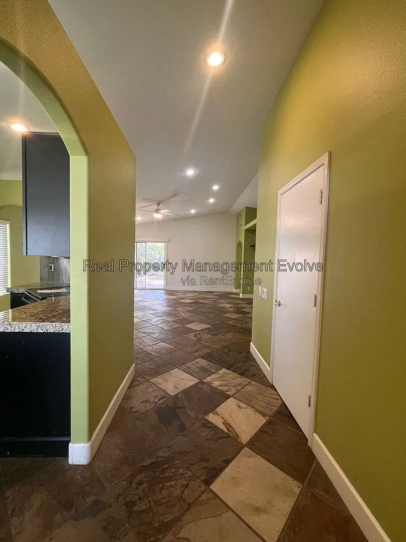 3 bed, 2.0 bath, 1522 sqft, $2,100 — Photo 3